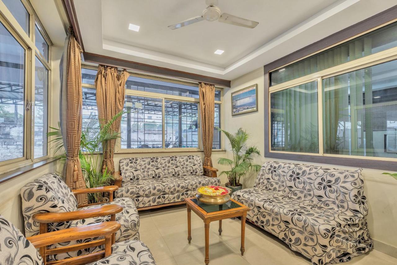 Oyo 11428 Hotel Krishna'S Residency Хайдарабад Экстерьер фото